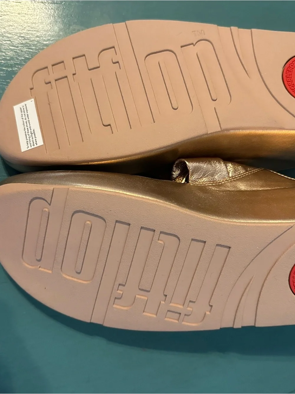 Fit flop. Metallic Rose Gold Knot Thong Sandals - Women